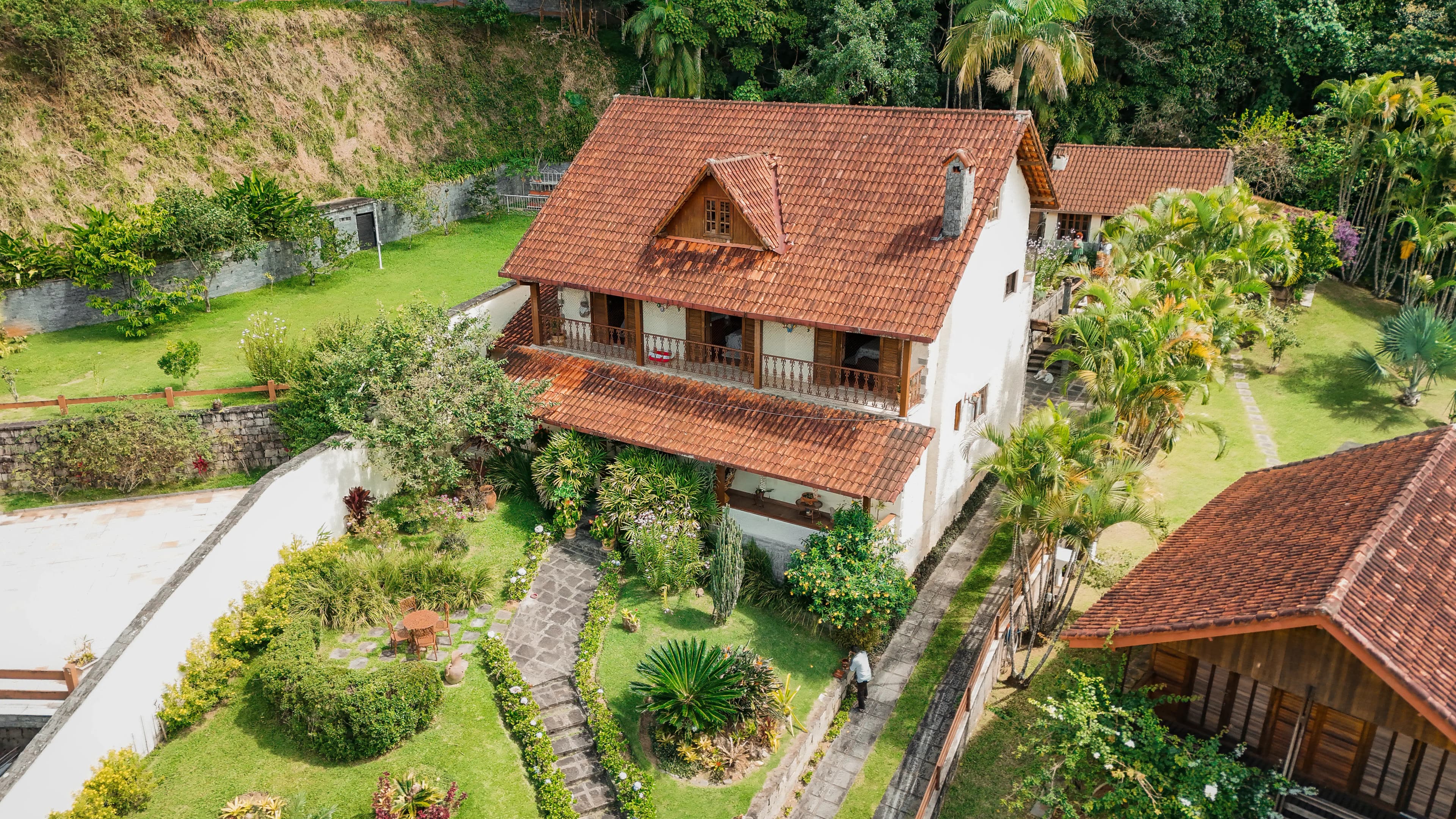 Casa Condomínio — Casa de Alto Padrão no Granja Comary com Piscina, Lago e Vista para as Montanhas em Carlos Guinle